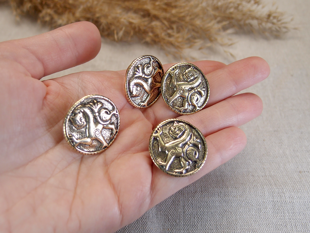 Set of buttons "Novgorod lion". 4 things.