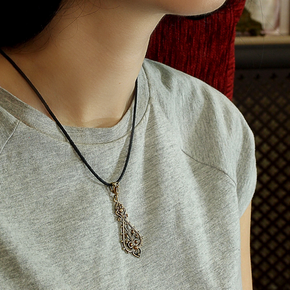 Slit pendant "Charm"
