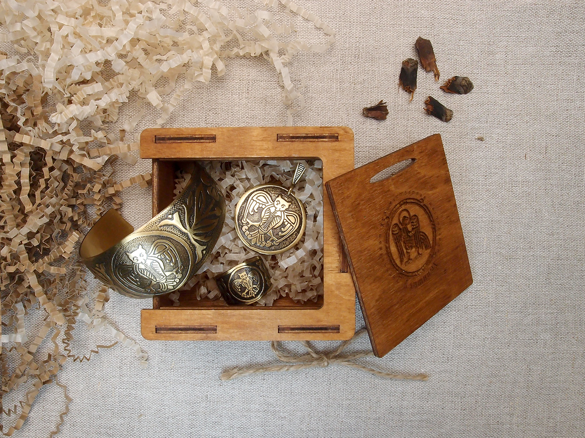Jewelry set "Owl" in a gift box.
