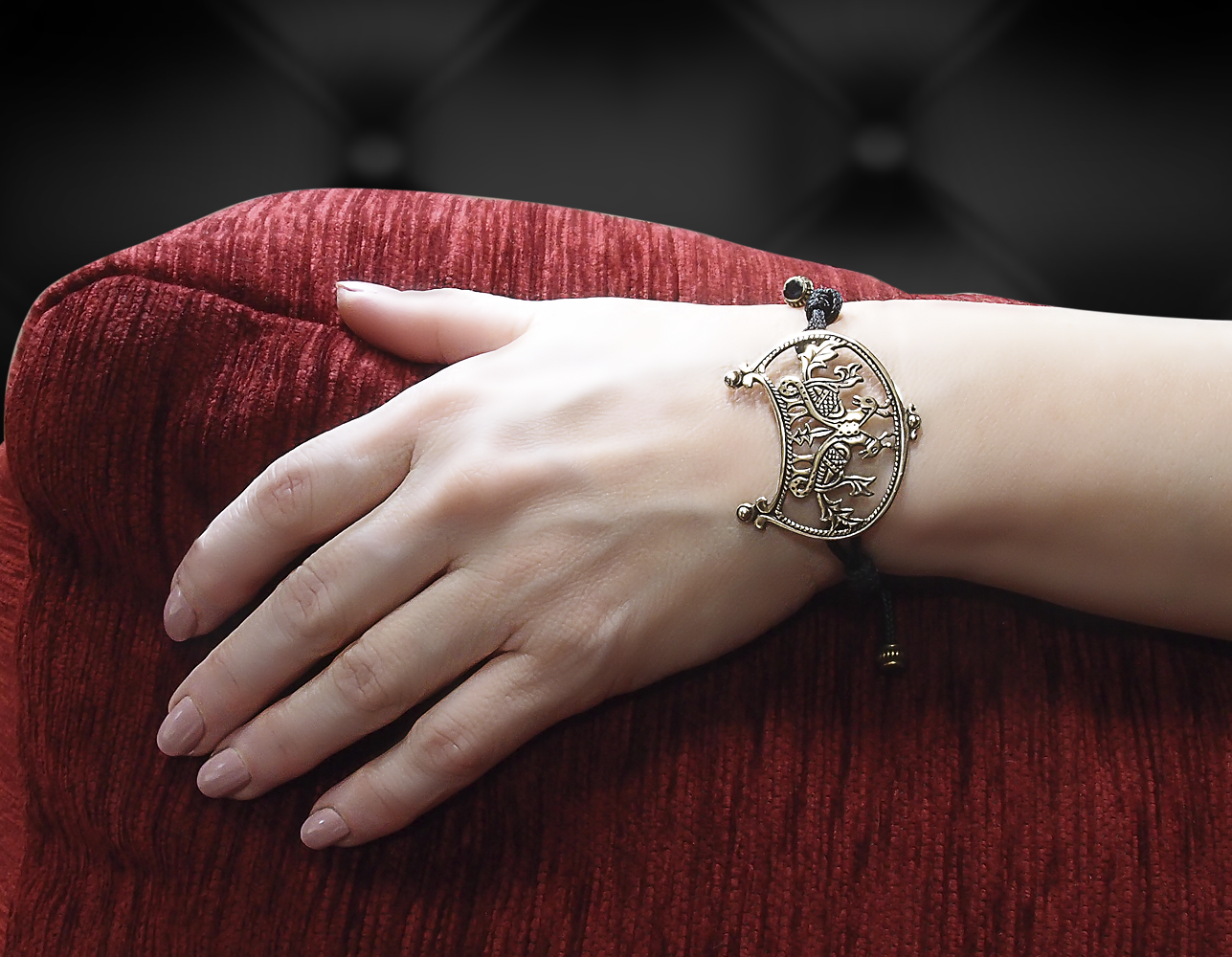 Bracelet-lace "Wide-horned moon with a pair of birds"