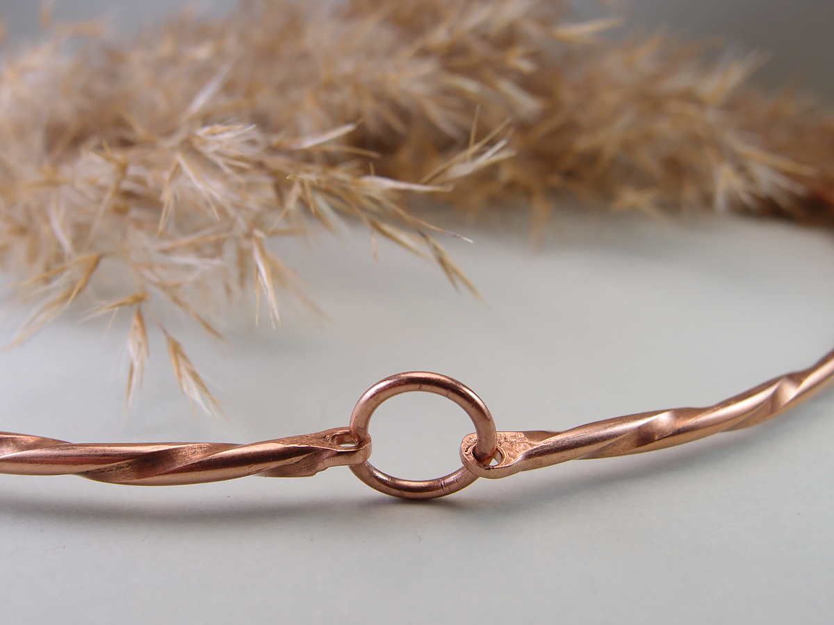 Twisted eyelet