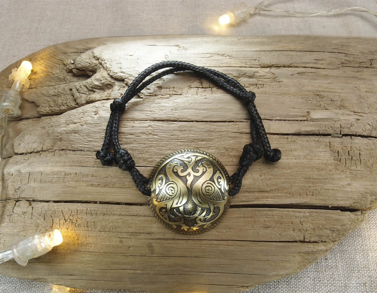 Spherical bracelet-lace "Suzdal pigeons"