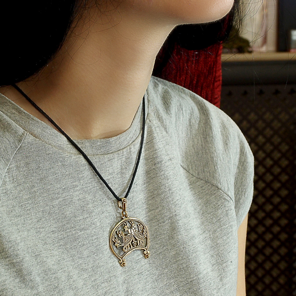 Slotted moon "Wide-horned with a pair of birds"