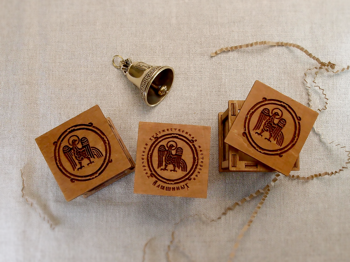 Souvenir box-18 for bells No. 2.5. Wood.