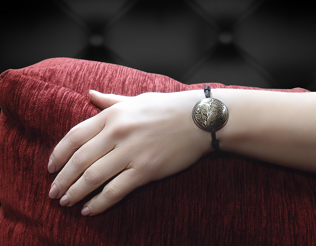 Spherical bracelet-lace "Suzdal griffin"
