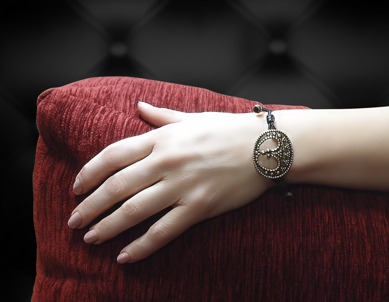 Bracelet-lace "Closed moon"