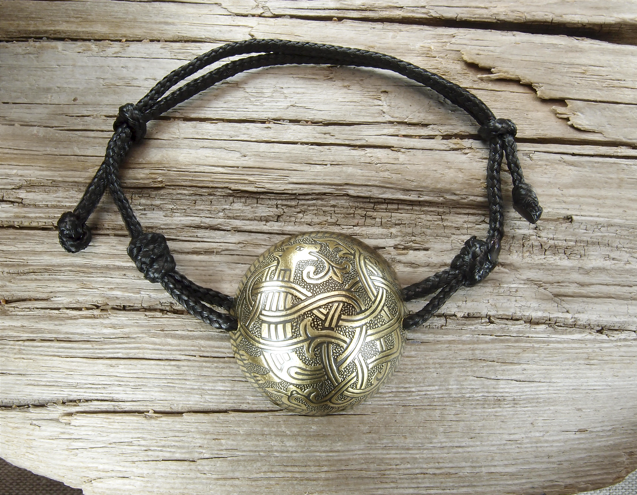 Spherical lace bracelet "Unknown animal"