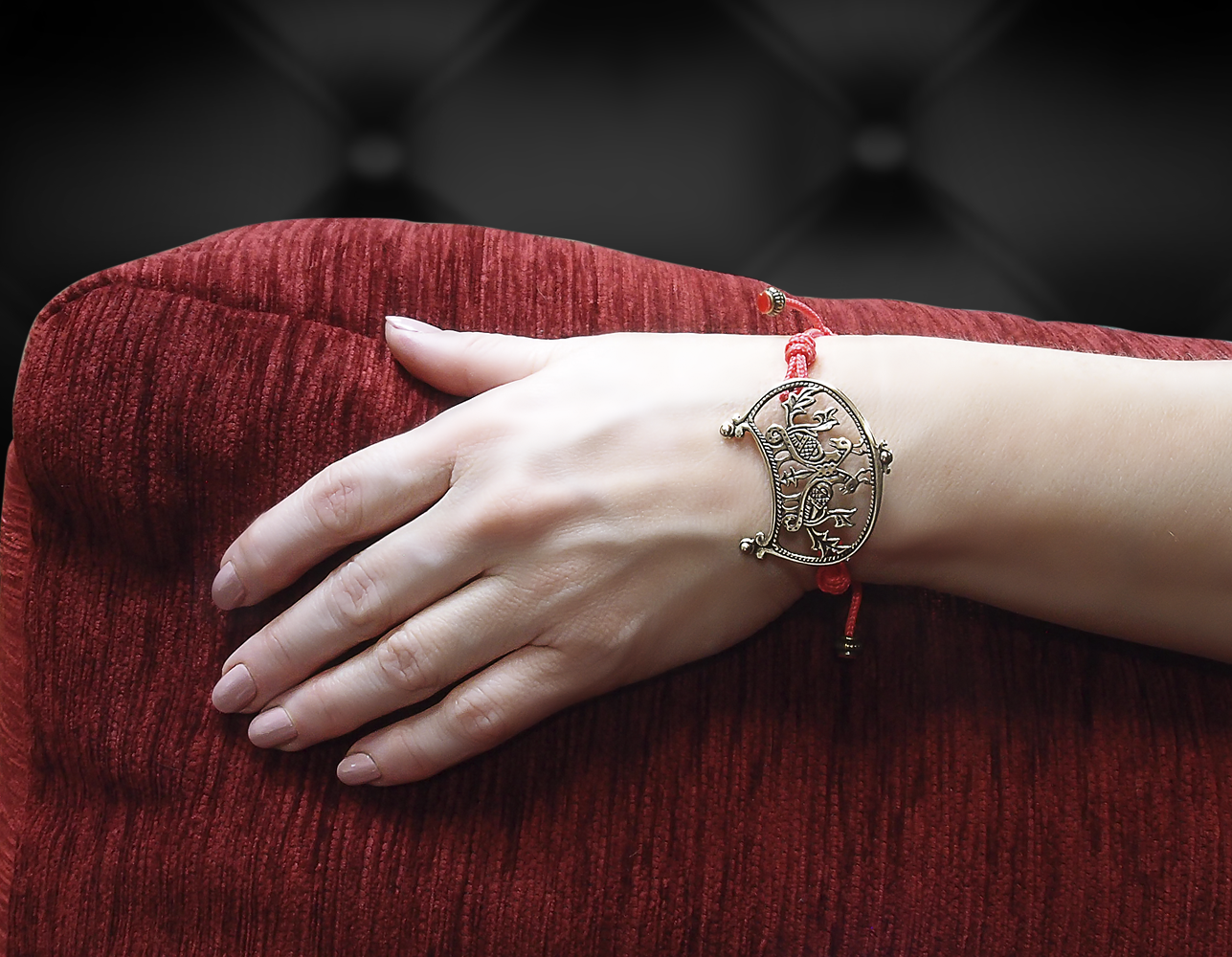 Bracelet-lace "Wide-horned moon with a pair of birds"