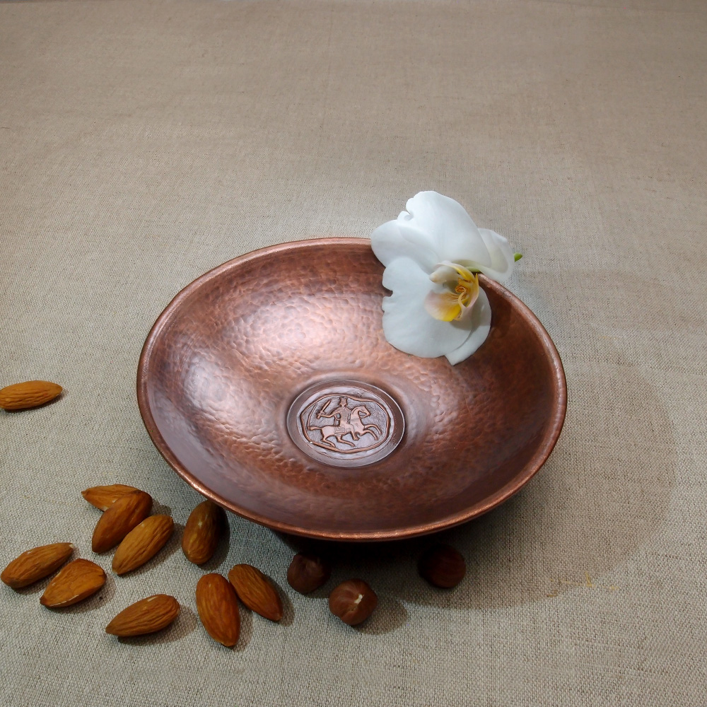 Round plate with rider