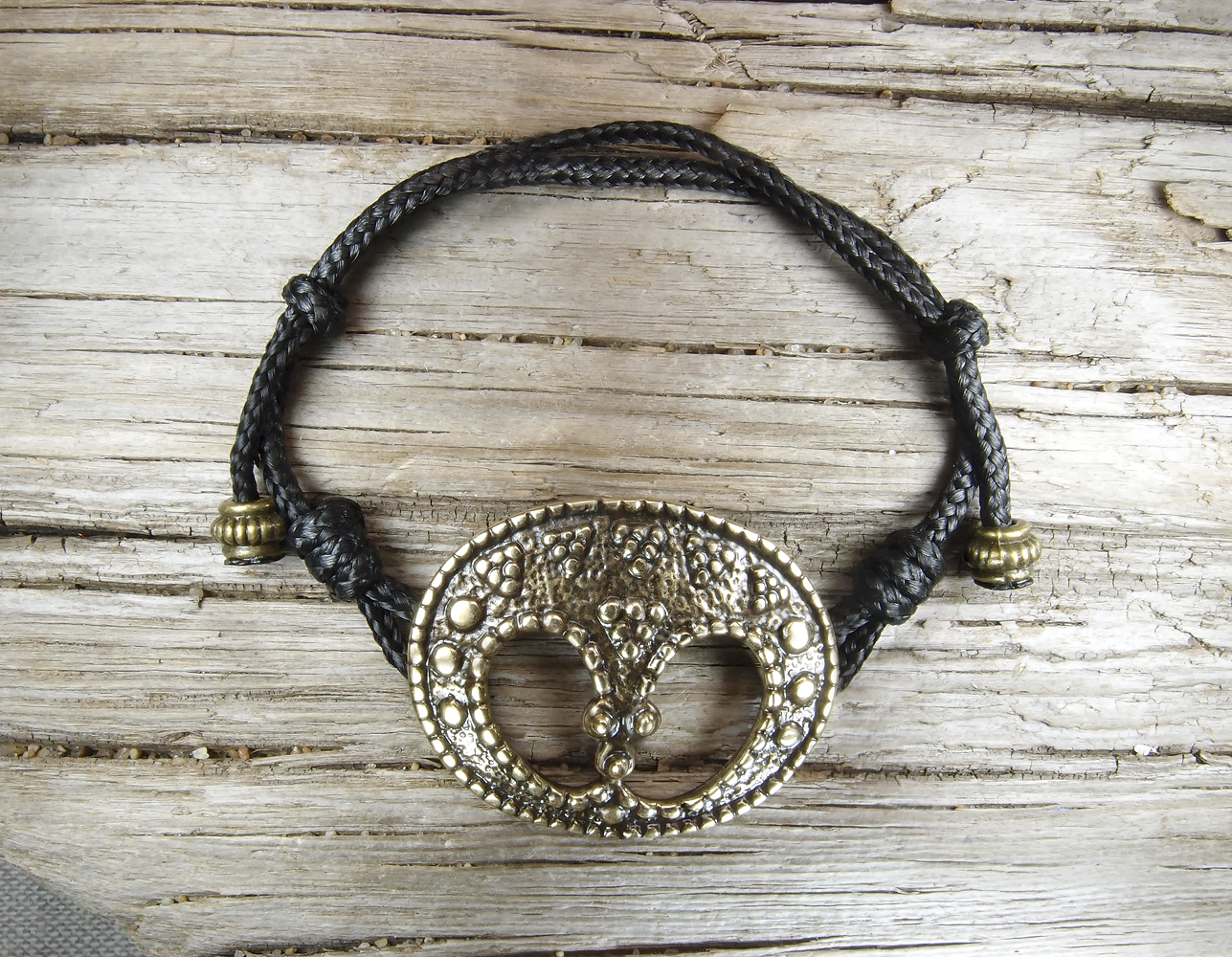 Bracelet-lace "Closed moon"
